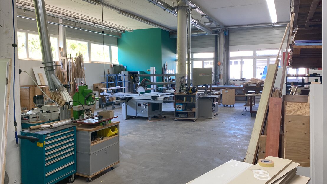 Schreinerei mit Tischkreissäge und Werkbänken