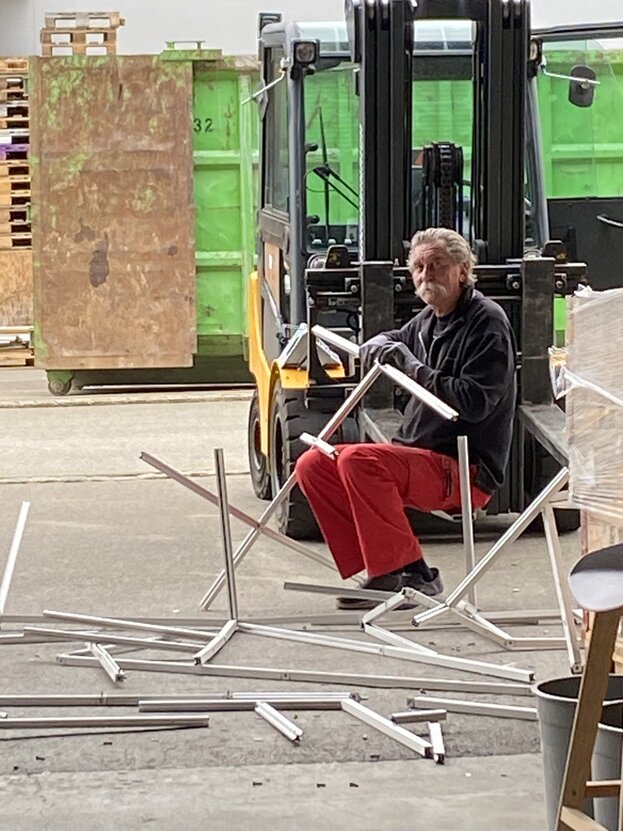 Portrait eines Schreiners in der Werkstatt