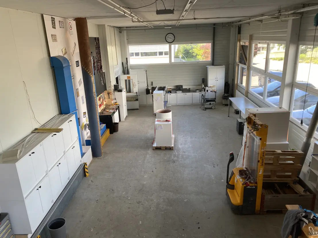 Lackierkabine mit Spritzpistole