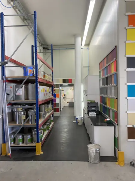 Regallager und Anlieferbereich in der Werkstatt