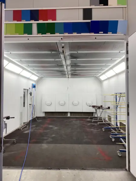 Lackierplatz mit Spritzpistole und Filterwand