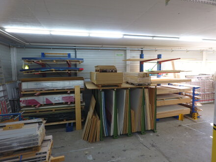 Moderner Werkraum mit Schreinerei- und Lackierbereich