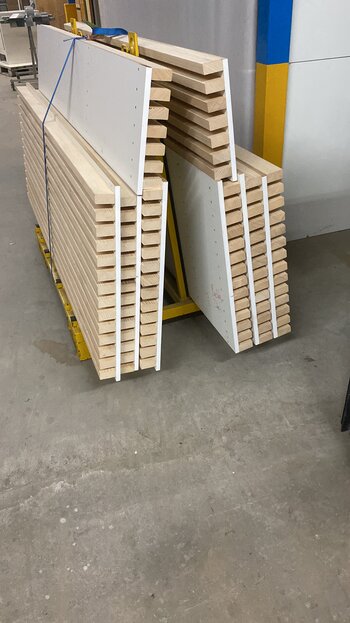 Reparaturarbeiten an einem Möbelstück