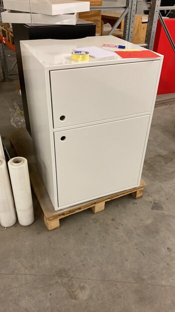 Gefertigtes Holzmöbel in der Werkstatt