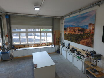 Werkraum mit Werkzeugen und Lackierkabine