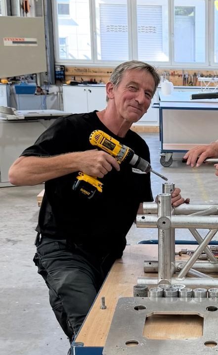 Portrait einer Lackierspezialistin in der Werkstatt